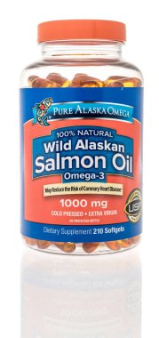 Winneconne, WI - 19 Eylül 2022: İzole edilmiş arka planda bir şişe Saf Alaska Omega somon yağı.