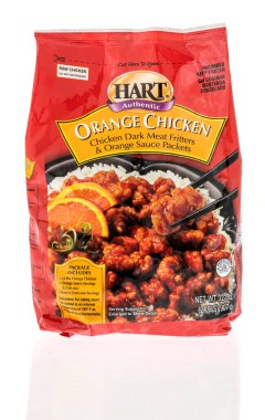 Winneconne, WI - 26 Eylül 2022: İzole edilmiş bir arkaplan üzerinde harthakiki turuncu tavuk paketi.