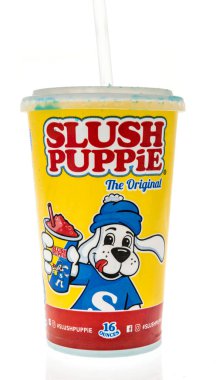Winneconne, WI - 24 Ekim 2022: İzole edilmiş bir arkaplan üzerindeki Slush Puppie kupası paketi.