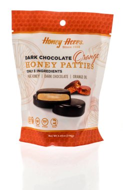 Winneconne, WI - 24 Ekim 2022: Arkaplanda izole edilmiş koyu çikolata portakallı bal köfteleri paketi.