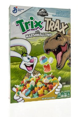 Winneconne, WI - 24 Ekim 2022: İzole edilmiş bir arka planda Trix Trax Jurassic dünya tahıl gevreği paketi.