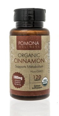 Winneconne, WI - 24 Ekim 2022: İzole edilmiş bir arkaplanda Pomona 'nın sağlıklı organik tarçın takviyesi.