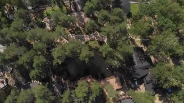 Kamera park alanının üzerinde uçuyor..