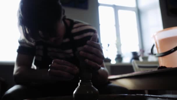 A male potter creates a beautiful relief vase on a potters wheel. — Stock Video