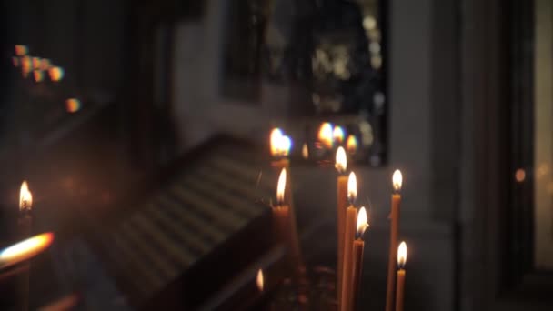 Burning candles in the church church. — Stockvideo