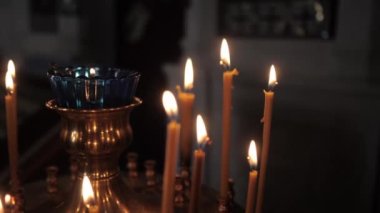 Kilisede mum yakmak.. 