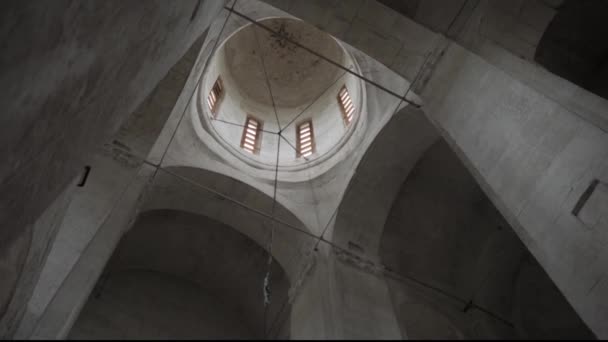 Die Gewölbe der Decke der Kirche der Fürbitte auf dem Nerl. — Stockvideo