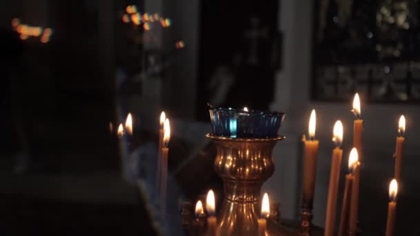 Burning candles in the church church. — Stockvideo