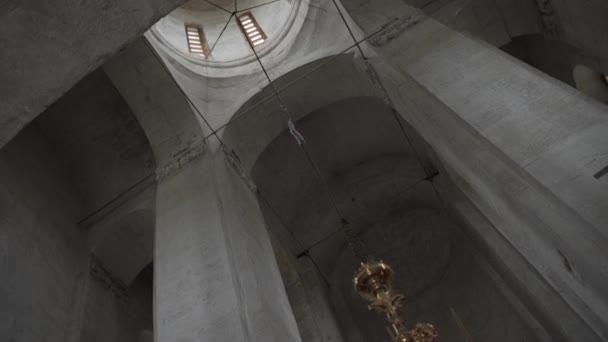 De gewelven van het plafond van de kerk van de voorspraak op de Nerl. Stockvideo
