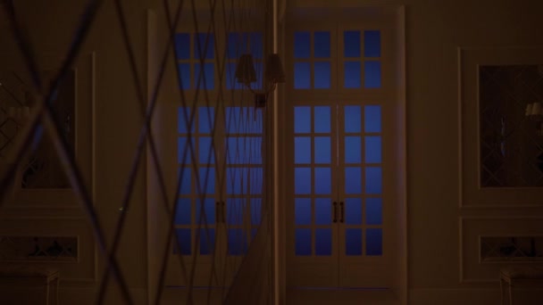 Utsikt över glasdörrarna, bakom vilken det finns en fest med ljus musik. — Stockvideo
