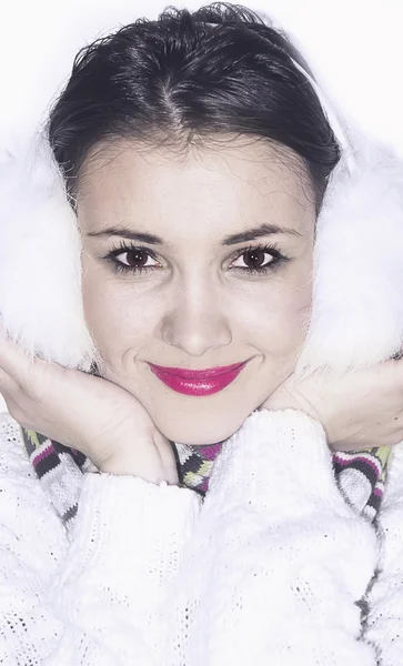 Jeune femme en vêtements d'hiver sur fond blanc — Photo