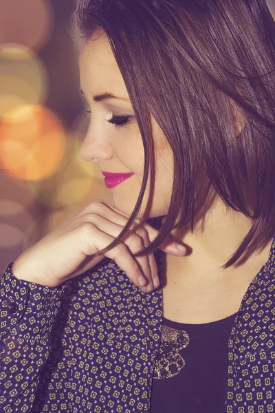 Foto de perfil de uma jovem mulher — Fotografia de Stock