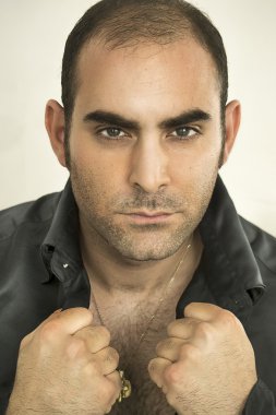 yakışıklı adam poz