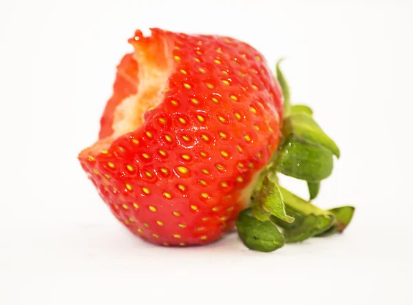 Hälfte der Erdbeere gegessen — Stockfoto