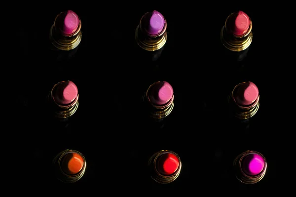 위에서 바라보는 다양 한 색조의 립스틱 — 스톡 사진