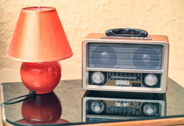 Vintage radio og nat lampe på et bord - Stock-foto