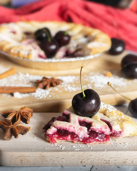 Fresh homemade cherry tart with fresh cherries — Stock Photo, Image