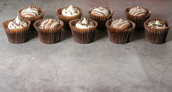 Μικρά σοκολατένια cupcakes σε ένα τραπέζι με διαθέσιμο χώρο αντιγραφής — Φωτογραφία Αρχείου
