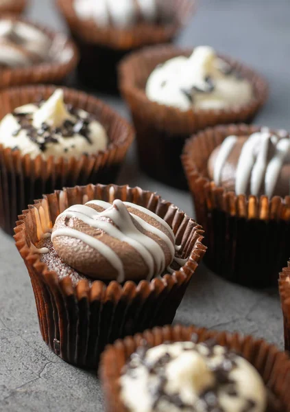Imagem close-up de deliciosos cupcakes de chocolate fresco — Fotografia de Stock