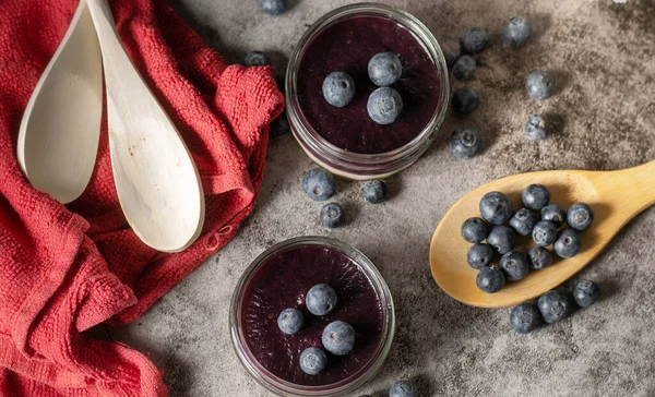 Taze yaban mersinli lezzetli tatlılar.