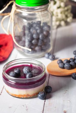 Üzerine taze meyve konmuş böğürtlenli peynirli kek..