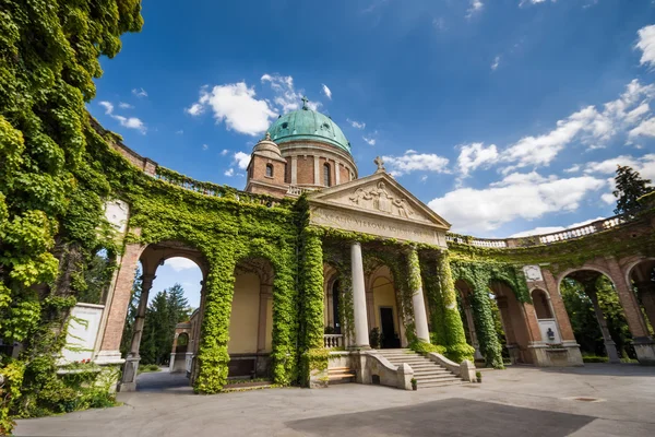 Ingang van mirogoj begraafplaats met kerk van koning Christus in zagre — Stockfoto