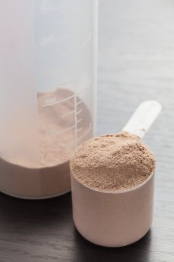 Çikolata peynir altı suyu protein shaker ve onun parçalarını önünde ayrı tut moduyla protein Kepçe