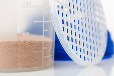 Çikolata peynir altı suyu protein shaker ve onun parçalarını önünde ayrı tut moduyla protein Kepçe