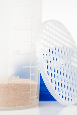 Çikolata peynir altı suyu protein shaker ve onun parçalarını önünde ayrı tut moduyla protein Kepçe