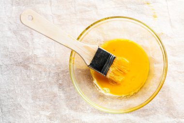 ahşap fırça sıçrattı yumurta yumurta beyazı ve yumurta sarısı daldırma