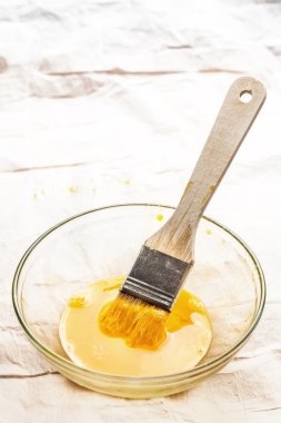 ahşap fırça sıçrattı yumurta yumurta beyazı ve yumurta sarısı daldırma