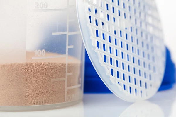 Çikolata peynir altı suyu protein shaker ve onun parçalarını önünde ayrı tut moduyla protein Kepçe