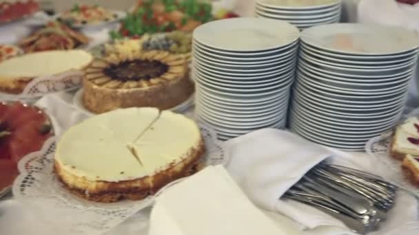 Comida servida na mesa - também conhecida por tabela sueca — Vídeo de Stock