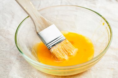 ahşap fırça sıçrattı yumurta yumurta beyazı ve yumurta sarısı daldırma