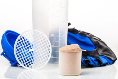 spor salonu ekipman önünde whey protein Kepçe: eldiven ve shak