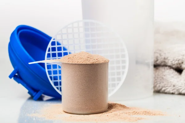 spor salonu ekipman önünde whey protein Kepçe: havlu, eldiven bir