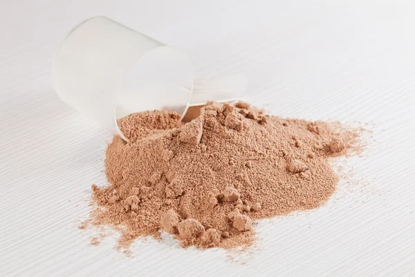 Scoop of chocolate whey isolate protein powder or weight loss po — Stock Photo, Image