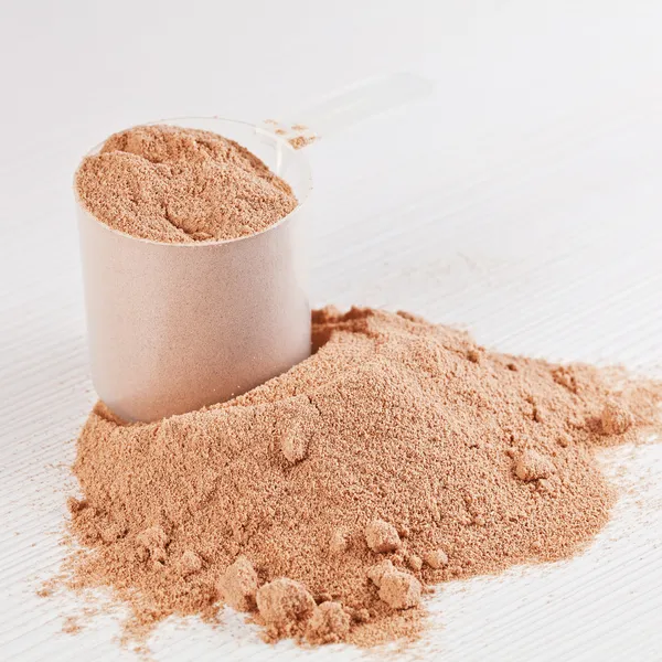 Scoop of chocolate whey isolate protein powder or weight loss po — Stock Photo, Image