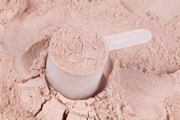 A scoop of chocolate whey isolate protein — Stock Photo, Image