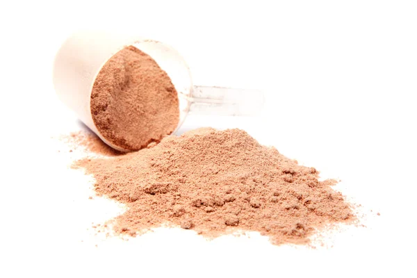 En skopa choklad whey isolera proteinet isoleras på vit baksida — Stockfoto