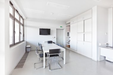 Beyaz mobilya, dolap, konferans masası ile modern ofis bir