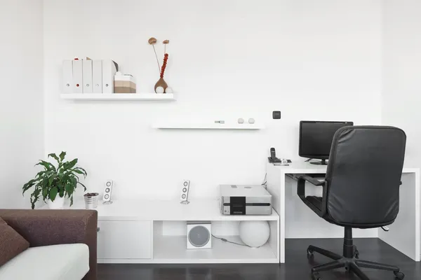 Modern oturma odası ile bilgisayar masası ve perde, koltuk ve t — Stok fotoğraf