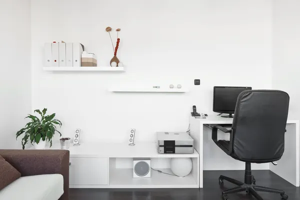 Sala de estar moderna com mesa de computador e a tela, sofá e t — Fotografia de Stock