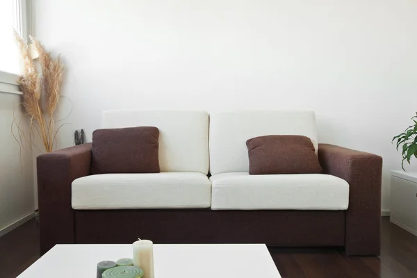 Biały i brązowy tkaniny sofa w salonie z brązowy cushio — Zdjęcie stockowe