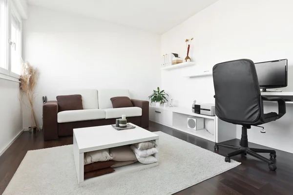 Moderna sala de estar con escritorio de ordenador y la pantalla, sofá y t —  Fotos de Stock