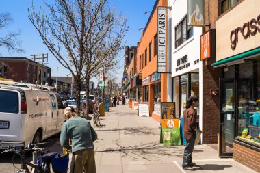 Toronto - 2 Mayıs: hangisi üzerinde danforth, 2 Mayıs, 2007 toronto dükkanlar ve evler. danforth alan bir Toronto Yunan göçmenlerin yerleşme alanlarının ana ve büyük Mahallesinin yapıldı.