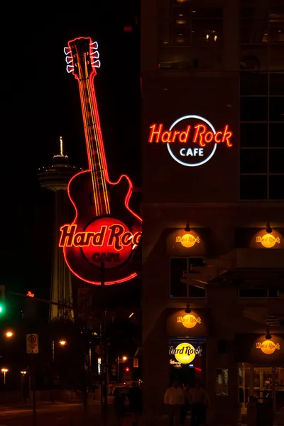 Niagara falls, Kanada - 5 maja 2007: neon znak słynnej hard rock café gitary na wyświetlaczu. — Zdjęcie stockowe