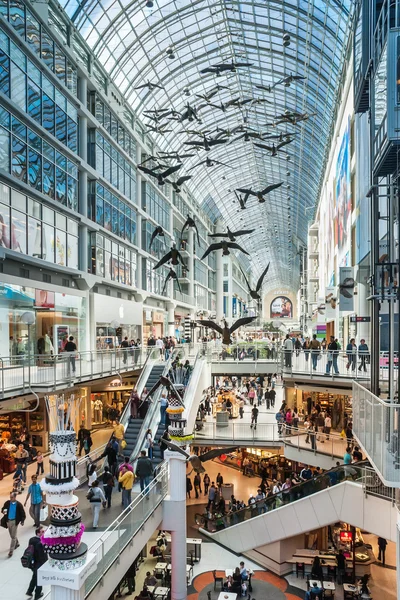 Toronto, Kanada - 4 Mayıs 2007: toronto eaton Merkezi alışveriş