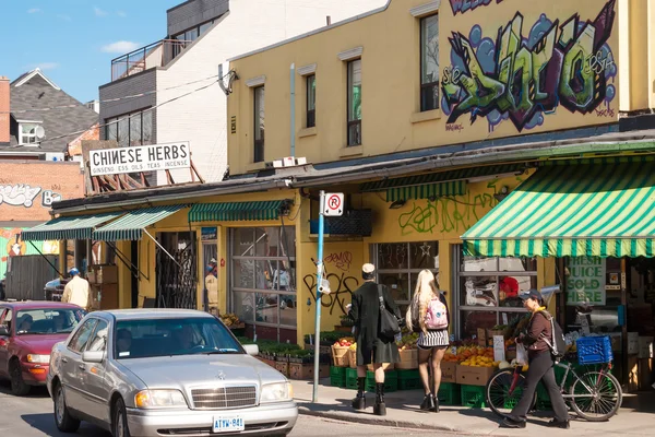 TORONTO - 2 DE MAYO: Casas y tiendas en Kensington el 2 de mayo de 2007 en Toronto. Kensington Market es un barrio multicultural de la ciudad y fue proclamado Sitio Histórico Nacional de Canadá en noviembre —  Fotos de Stock