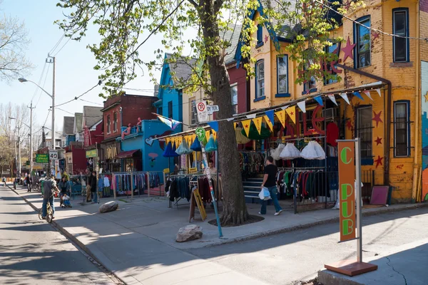 Toronto - 2 Mayıs: 2 Mayıs 2007 Toronto kensington dükkanlar ve evler. Kensington market City çok kültürlü bir mahalle ve Kanada Ulusal tarihi bir site Kasım ilan edildi